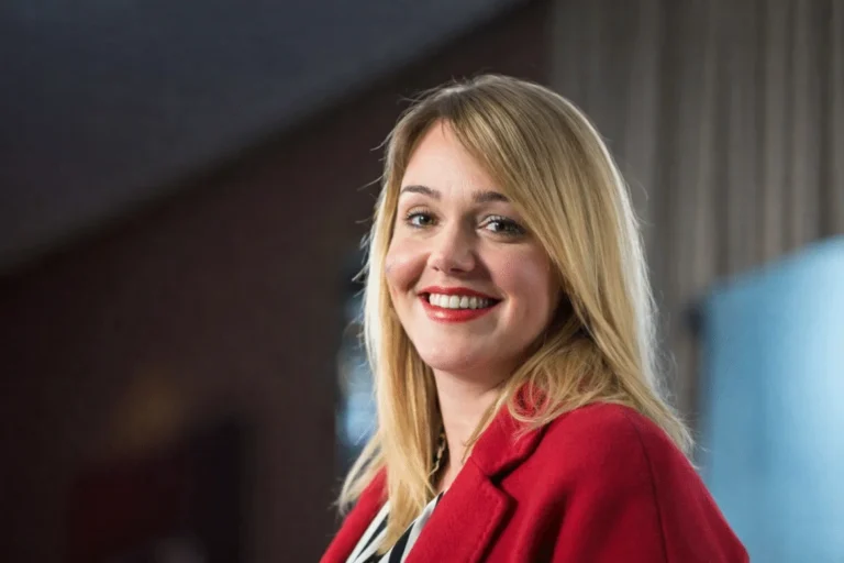 Alwara Höfels Narbe – Die wahre Geschichte hinter einem kleinen Detail mit großer Wirkung